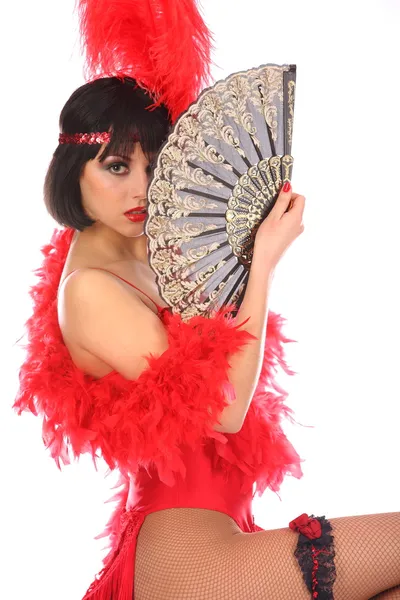 Danseuse burlesque avec plumage rouge et robe courte, isolée sur blanc — Photo