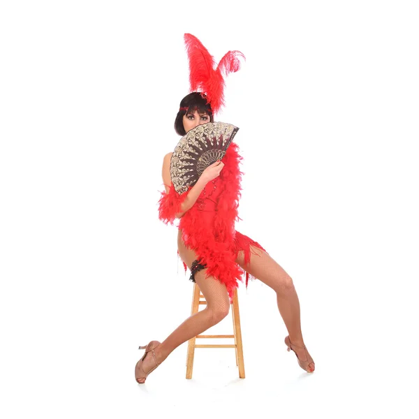 Бурлеска танцівниця з червоним оперенням і коротким платтям, ізольована на білому — стокове фото