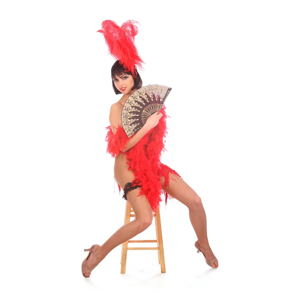Burlesk dansare med röda fjäderdräkt och kort klänning, isolerad på vit — Stockfoto