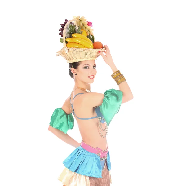 Gökkuşağı elbise ve meyve şapkası, üzerinde beyaz izole burlesque dansçı — Stok fotoğraf