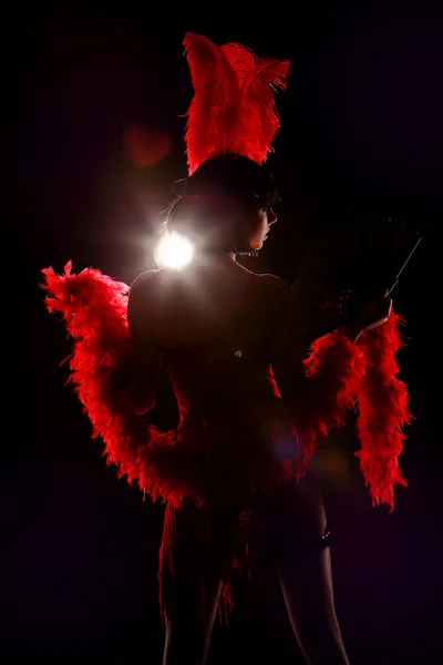 赤い羽、ショート ドレス、黒の背景とバーレスク ダンサー ストック画像