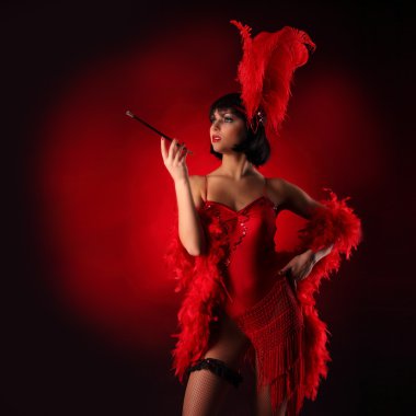 Kırmızı kuş tüyü ve kısa elbise, siyah arka plan ile burlesque dansçı