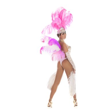 pembe kuş tüyü ile beyaz elbiseli burlesque dansçı
