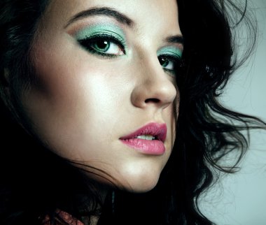 esmer güzel closeup portresi.