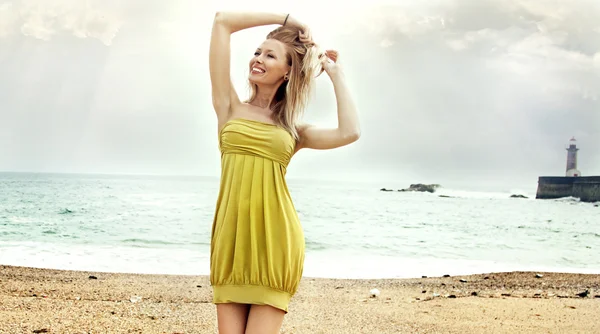 幸福的金发女人，在海滩上. — 图库照片