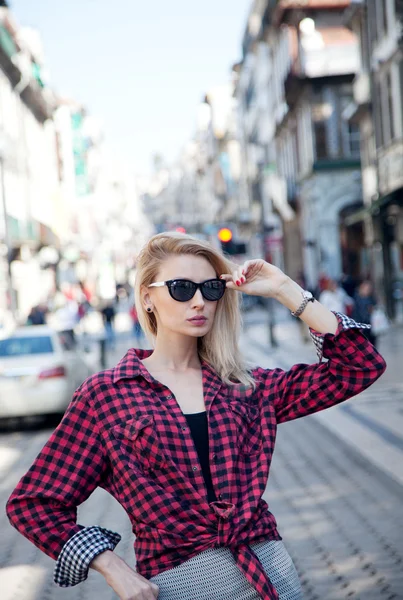 Modieuze jonge mooie blonde vrouw lopen op straat. — Stockfoto