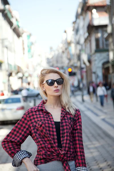 Fashionabla unga vackra blonda kvinnan gå på gatan. — Stockfoto