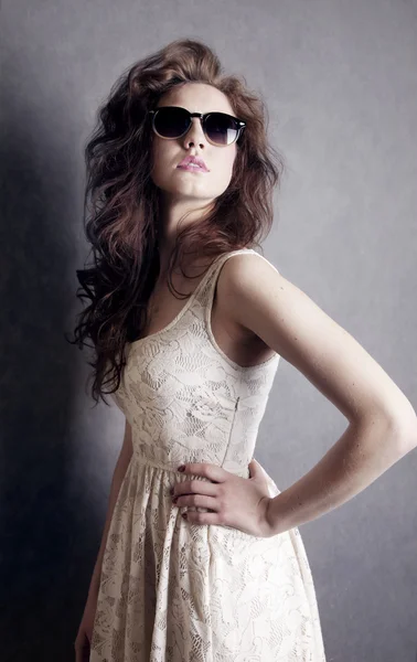 Приваблива жінка в сонцезахисних окулярах — стокове фото