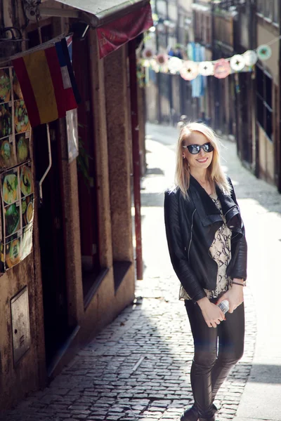Modieuze blonde vrouw poseren buiten — Stockfoto