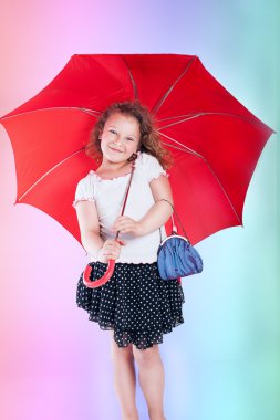 sevimli küçük kız şemsiye ile.