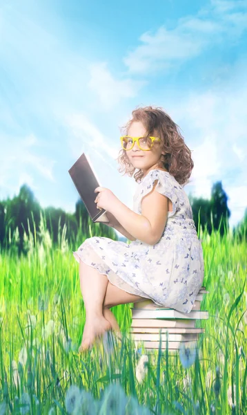 Junges Mädchen liest Buch. — Stockfoto