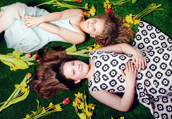 Two sisters posing. — Stock Photo, Image