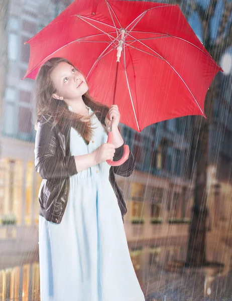Pen ung jente i regnet. – stockfoto