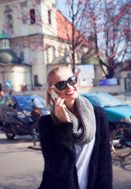 Telefonla konuşurken çekici sarışın güzellik