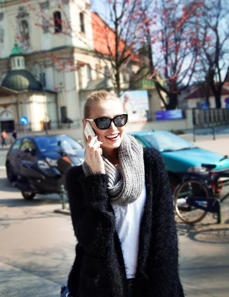 Lächelndes blondes Mädchen telefoniert. — Stockfoto