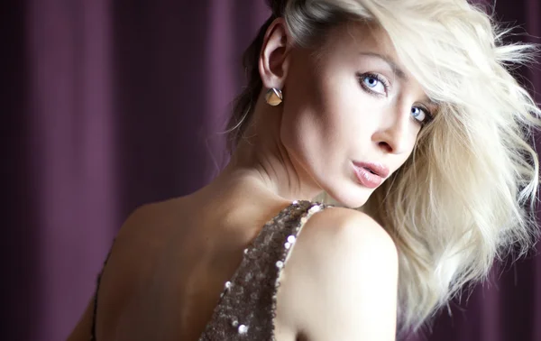 Porträtt av eleganta blond dam. — Stockfoto
