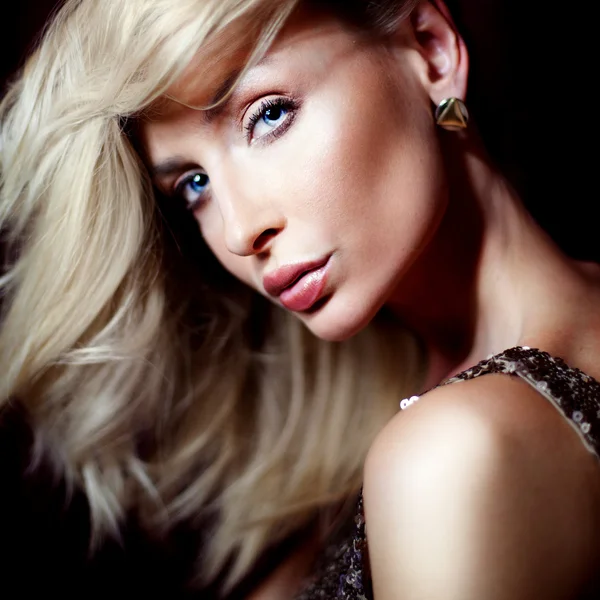 Kameraya bakarak zarif sarışın Bayan.