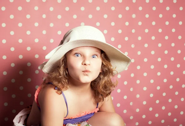 Glückliches kleines nettes Mädchen — Stockfoto