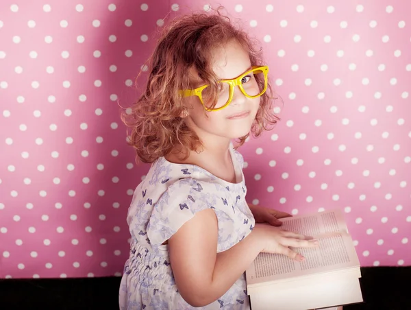 Roztomilá mladá dívka čtení. — Stock fotografie