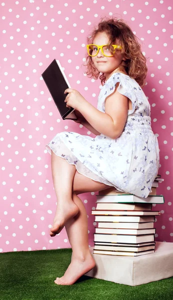 Cute young girl reading. — Stock Photo, Image