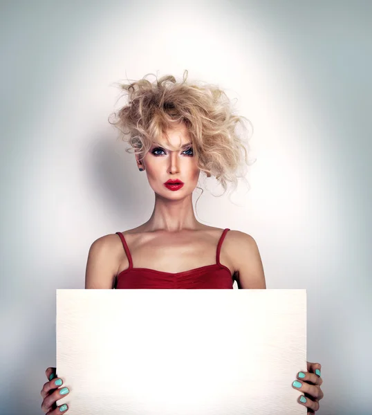 Ragazza bionda con bordo bianco . — Foto Stock