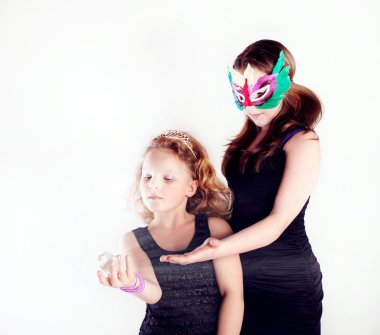 iki sevimli genç kız