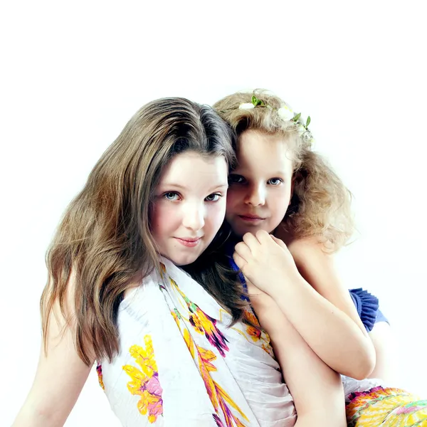 Zwei hübsche Schwestern posieren. — Stockfoto