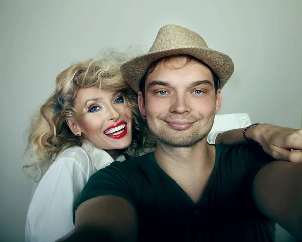 Smiling couple posing. — Stock Photo, Image