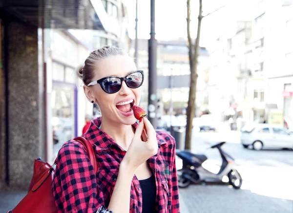 Hermosa chica comiendo — Foto de Stock