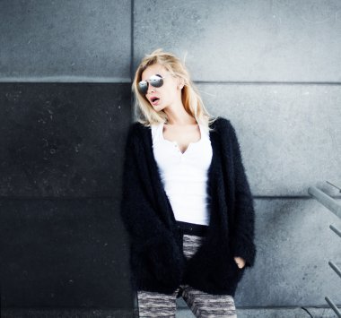 poz çekici sarışın kadın