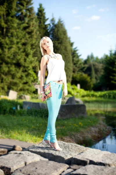 Ung fashionable blondine pige poserende . - Stock-foto