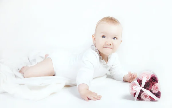 ポーズの小さな女の赤ちゃん. — ストック写真