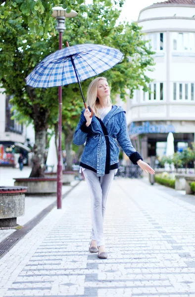 Fashionabla blond flicka poserar med slutna ögon — Stockfoto