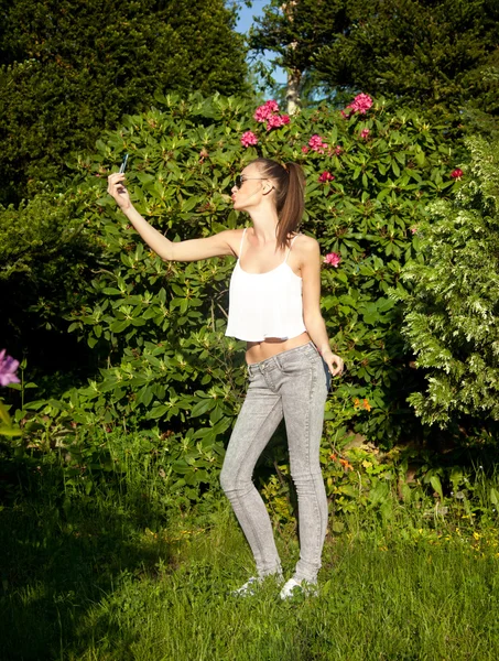 Vacker ung flicka poserar utomhus — Stockfoto