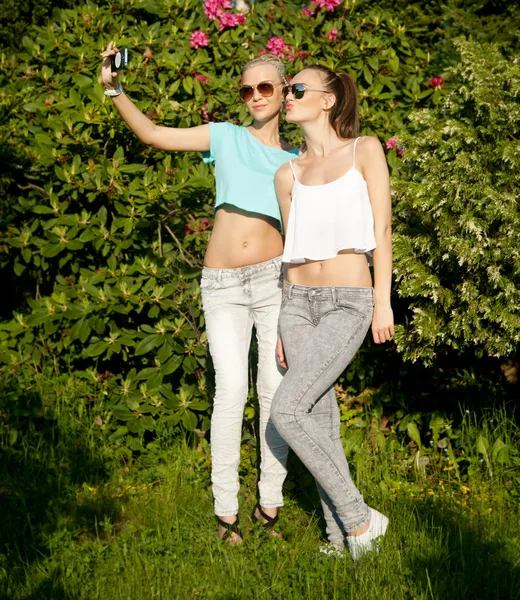 Dos chicas jóvenes posando al aire libre —  Fotos de Stock