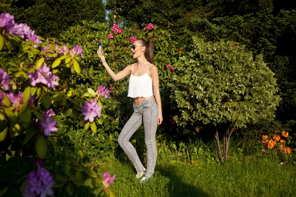 Mooi jong meisje poseren outdoor — Stockfoto