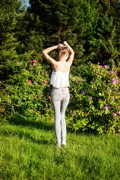 Lockande brunett tjej poserar utomhus — Stockfoto
