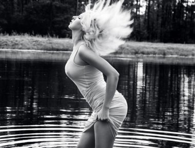 poz çekici sarışın kadın