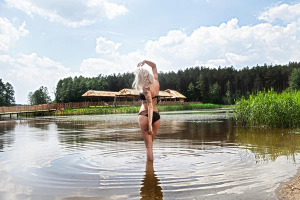 Mulher loira relaxante . — Fotografia de Stock