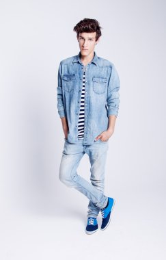 Stüdyoda poz veren adam