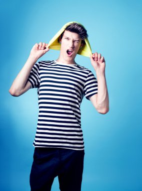 yakışıklı genç bir adam poz