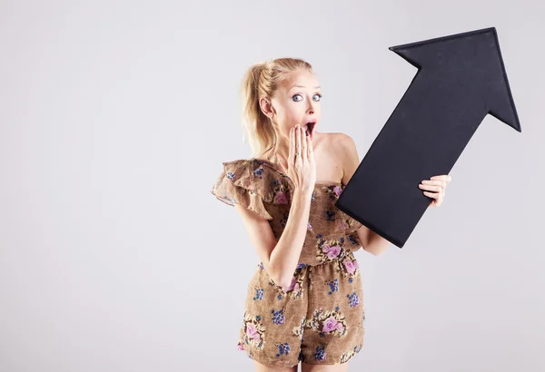 Geschokt blonde vrouw met pijl — Stockfoto