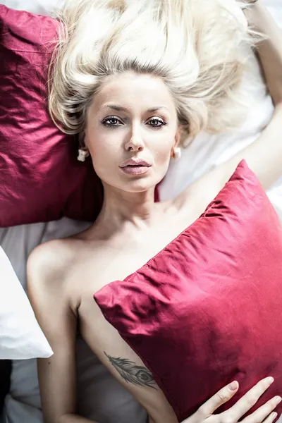 Sexy blonde woman in bed — Stock Photo, Image