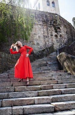 Açık poz zarif sarışın kadın