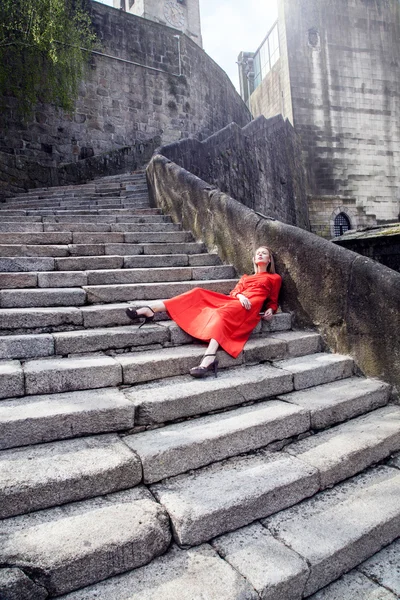 Mulher loira elegante posando ao ar livre — Fotografia de Stock