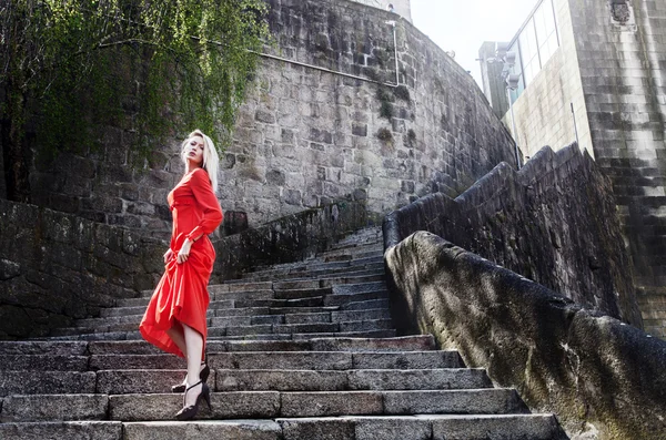 Elegante donna bionda in posa all'aperto — Foto Stock