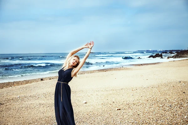 Blondine kvinde danser udendørs - Stock-foto