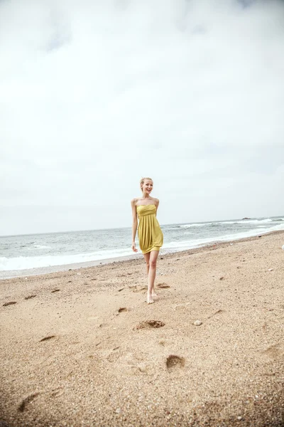 Mujer rubia en la playa — Foto de Stock