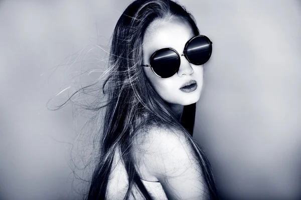 Güneş gözlüklü kız portresi. — Stok fotoğraf