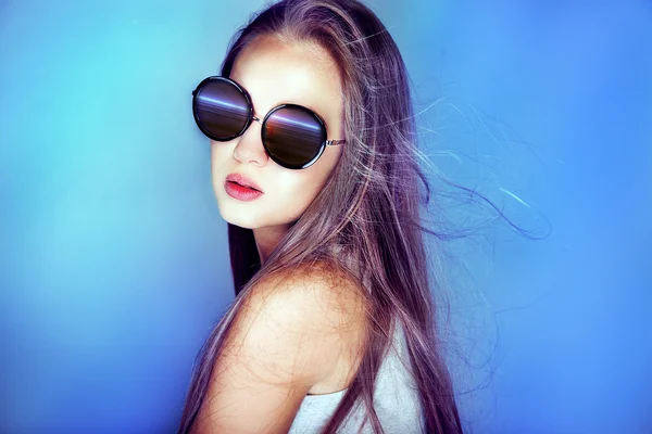 Porträtt av flicka med solglasögon. — Stockfoto